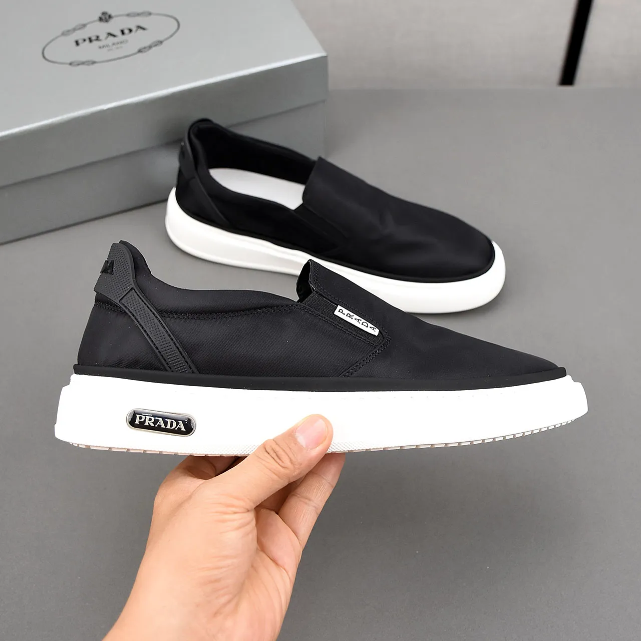 PP400❣️❣️❣️Prada breathable cloth shoes, the upper is made of comfortable and breathable fabric, and the ultra-light soft foam outsole. Men's size 39-44.